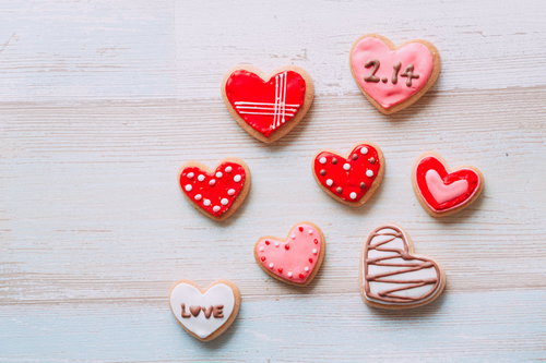 2月14日のバレンタインに合わせたハート型のアイシングクッキー