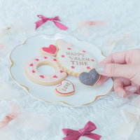 2月14日はバレンタインデー、ハートのアイシングクッキーの写真