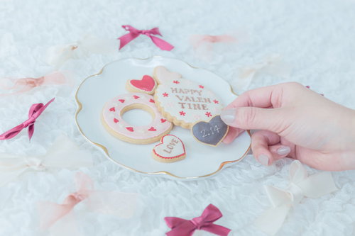 2月14日はバレンタインデー、ハートのアイシングクッキー