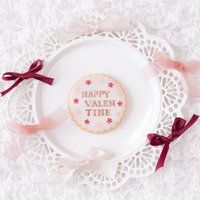 HAPPY VALENTINE のハートクッキーとリボンの写真