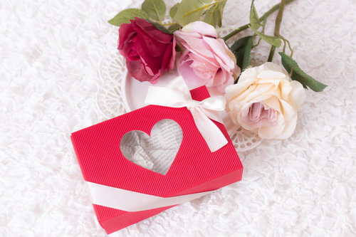 母の日のプレゼントに赤いギフトボックスとバラ