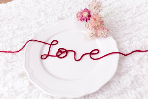 白い皿の上に赤い糸で紡ぐLOVE愛の告白