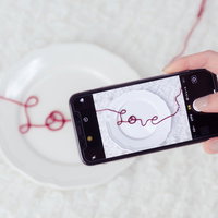 映えるのでスマホで撮影したLOVEの赤い糸と告白の写真