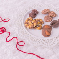 運命の赤い糸とハート形クッキー、ラブの写真