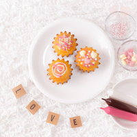 デコったカップケーキLOVEとピンクドリンクの写真