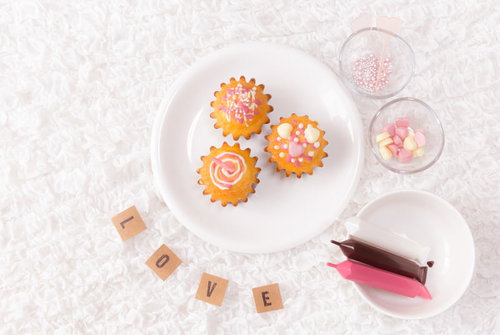 デコったカップケーキLOVEとピンクドリンク