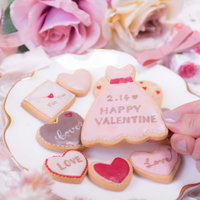 手に取ったバレンタイン用のLOVEクッキーの写真