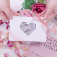 バレンタイン用のハート窓が開くピンクのプレゼントボックスの写真