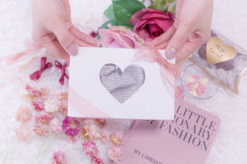 バレンタイン用のハート窓が開くピンクのプレゼントボックス