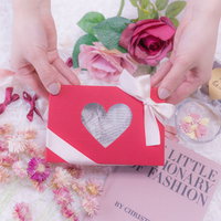 可愛いバレンタイン用のハート型ギフトボックスとバラの花束の写真