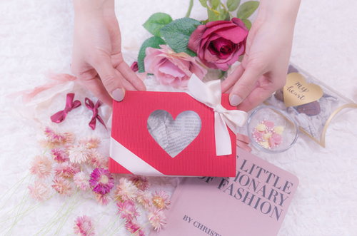 可愛いバレンタイン用のハート型ギフトボックスとバラの花束