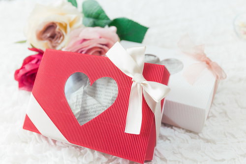 二人へ送るハートの窓付きピンクのプレゼントボックス