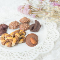 白いレース模様の皿に並べられたクッキーの盛り付けの写真