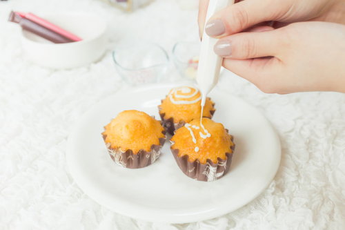 ホワイトチョコをデコり中の手作りカップケーキ