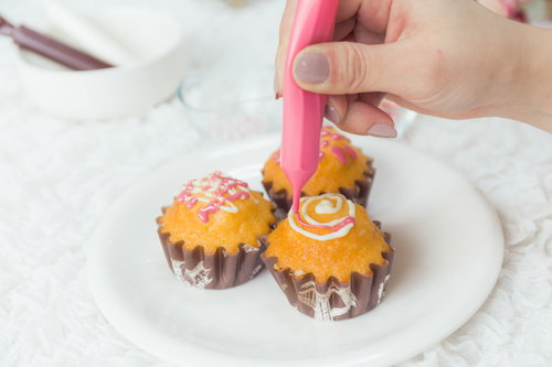 ピンクのチョコを渦巻くカップケーキのデコレーション