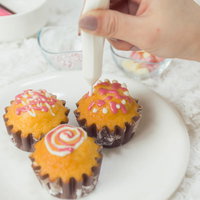 ホワイトチョコで仕上げるカップケーキのデコレーションの写真