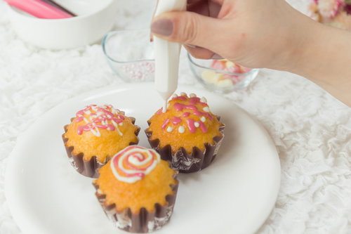 ホワイトチョコで仕上げるカップケーキのデコレーション