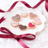 白い皿に並べた義理クッキー、バレンタインの手作りお菓子の写真