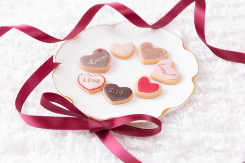 白い皿に並べた義理クッキー、バレンタインの手作りお菓子