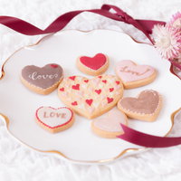 本命の周りに並べた義理クッキーとハート型お菓子の写真