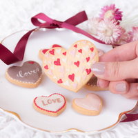 ハートのクッキーに願いを込める告白シーンの写真