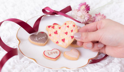 ハートのクッキーに願いを込める告白シーン