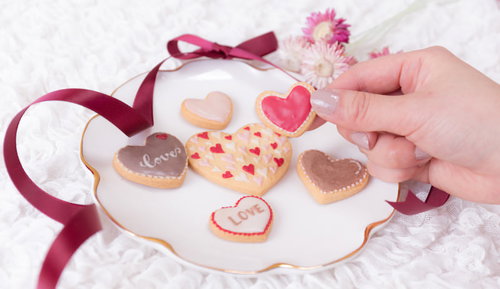 ピンクとブラウンのハート型クッキーを手に取った瞬間