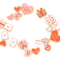 バレンタインに使えるピンクとオレンジのハート型クッキーの写真