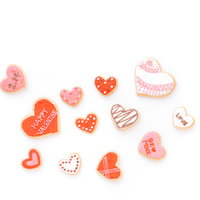 バレンタインのたくさんのハート型アイシングクッキーの写真