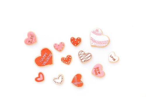 バレンタインのたくさんのハート型アイシングクッキー