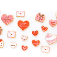 バレンタイン用のハート型アイシングクッキーの写真