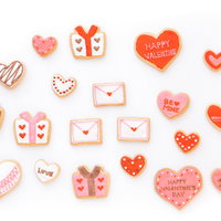 ラブレターとハートのバレンタインアイシングクッキーの写真