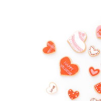 ピンクと赤のハートのバレンタインクッキーとLOVE文字の写真