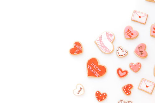 ピンクと赤のハートのバレンタインクッキーとLOVE文字