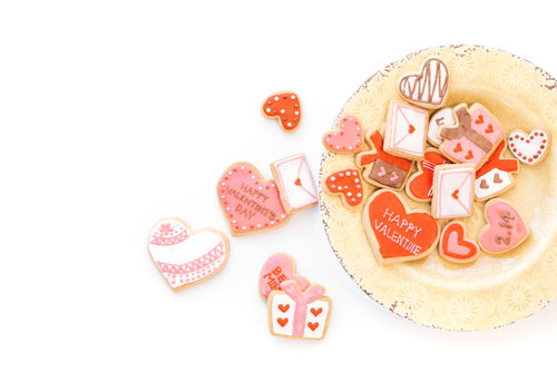 お皿からあふれるハート型のアイシングクッキー