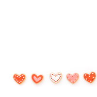 白い背景に一列に並んだハートクッキー、LOVE文字入りアイシングクッキーの写真