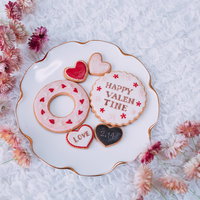 バレンタインデーのアイシングクッキーとガーベラの写真