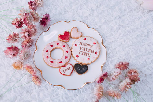 バレンタインデーのアイシングクッキーとガーベラ