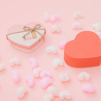 ハート型ギフトボックスと雲のラブラブ・バレンタインの写真