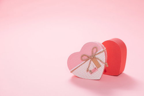 ピンクと赤のハート型ギフトボックス、両想いのバレンタイン