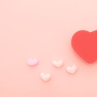 想いよ届け、赤と白のハートで綴るバレンタインデーの写真
