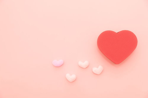 想いよ届け、赤と白のハートで綴るバレンタインデー