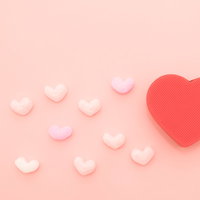 想いが詰まったハートの集合、ピンク背景のバレンタインの写真