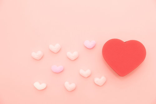 想いが詰まったハートの集合、ピンク背景のバレンタイン