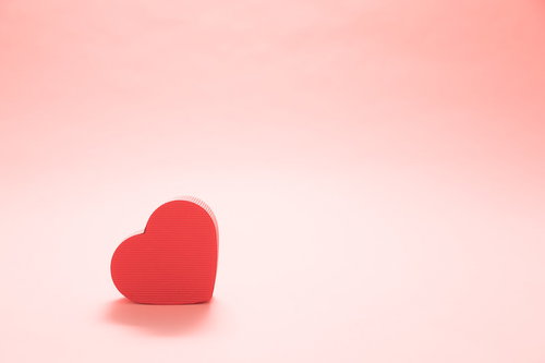 バレンタインデーに贈りたい赤いハート型のギフト