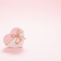 ピンク色のハート型ボックスで贈るバレンタインデーのプレゼントの写真