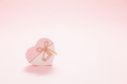 ピンク色のハート型ボックスで贈るバレンタインデーのプレゼント
