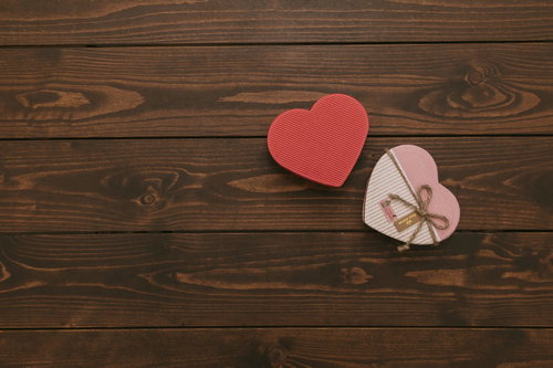 バレンタインデーのハート装飾、赤いハート型ボックスとピンク色ギフトボックス