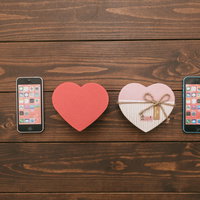 スマホ・ラブ・ラブ・スマホ、ハート型ギフトボックスの写真