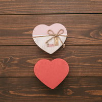 木目調のテーブルに並べたハート型ギフトボックスの写真